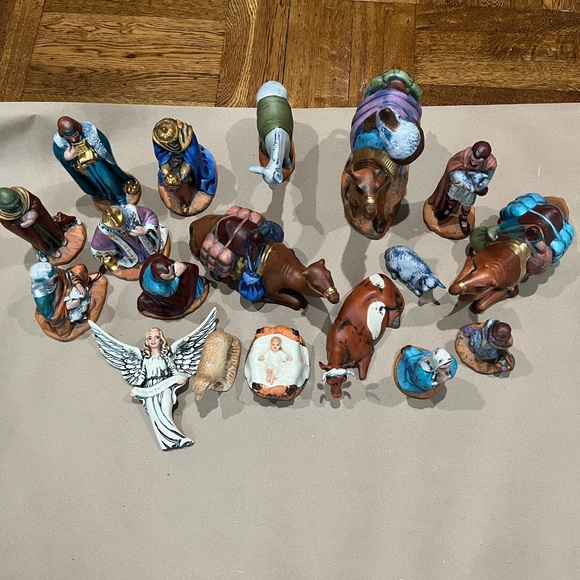 18 Piece Vintage Ceramic Nativity Set Hand Painted